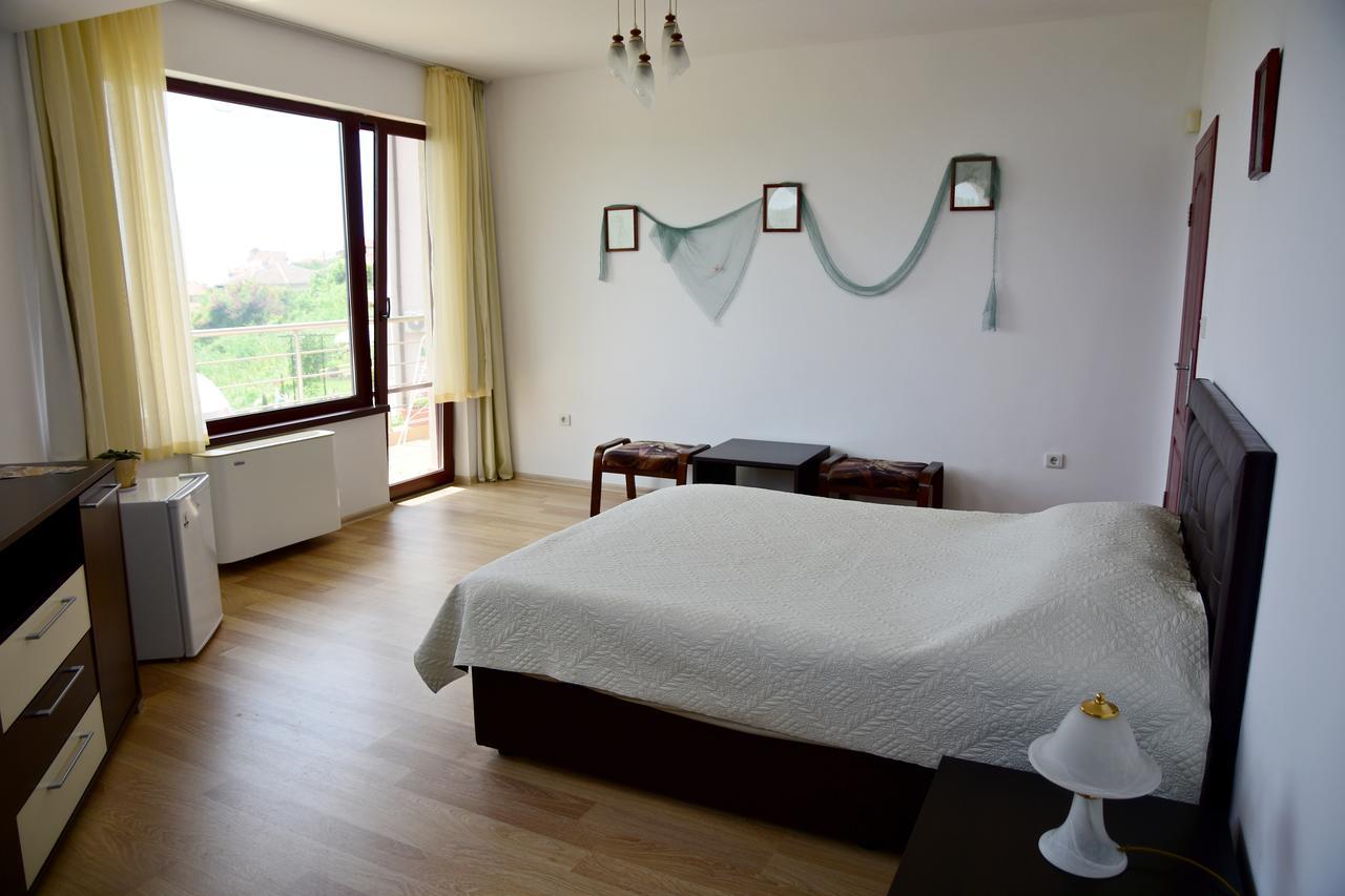 Guest Rooms Sea View Balchik Exterior photo